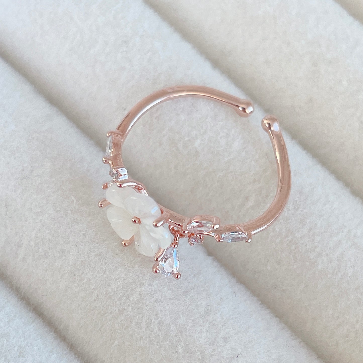Mother of Pearl Flower Drop Cubic Ring