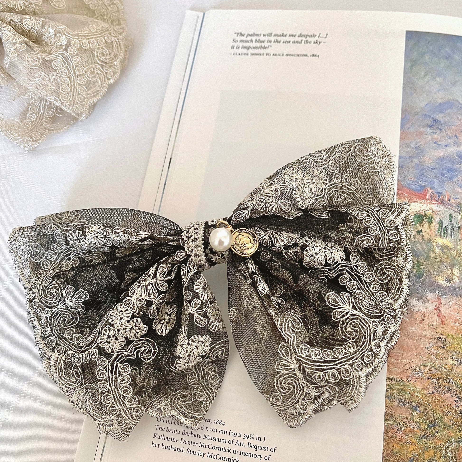 Rusetilla varustettu hiussolki